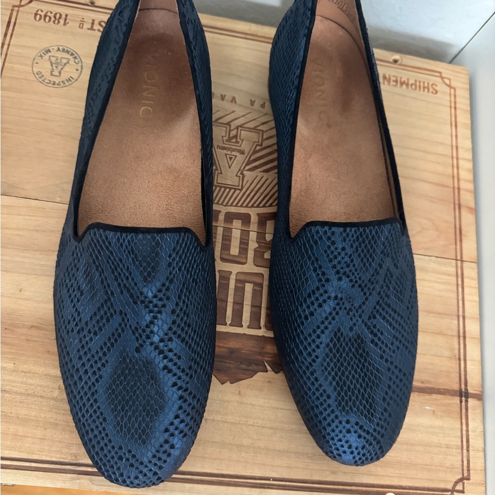 Vionic Women's Navy Patterned Flats
